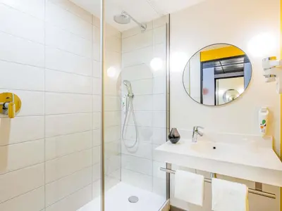 Salle de bains dans l'établissement ibis Styles Paris Meteor Avenue d'Italie