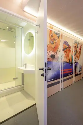 Salle de bains dans l'établissement JO&JOE Paris Gentilly - Auberge de Jeunesse