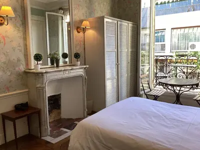 Un ou plusieurs lits dans un hébergement de l'établissement BED and BREAKFAST PARIS QUARTIER CHAMPS-ÉLYSÉES