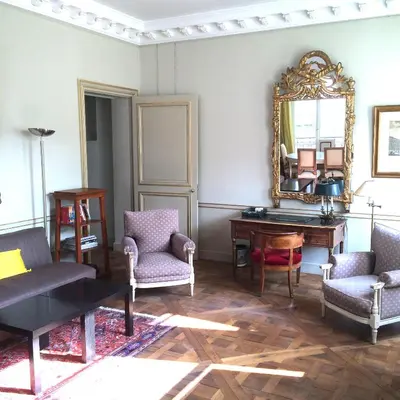 Coin salon dans l'établissement LOUVRE VENDOME with air conditionning