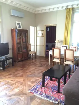 Télévision ou salle de divertissement dans l'établissement LOUVRE VENDOME with air conditionning