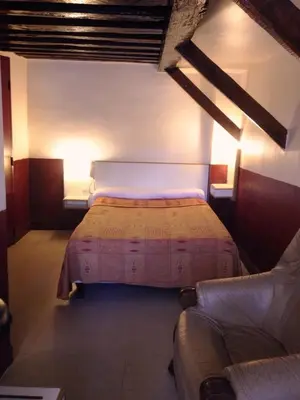 Un ou plusieurs lits dans un hébergement de l'établissement Hôtel du Pont Neuf