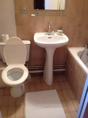 Salle de bains dans l'établissement Hôtel du Pont Neuf