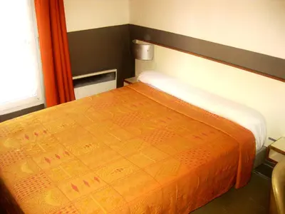 Un ou plusieurs lits dans un hébergement de l'établissement Hôtel du Pont Neuf