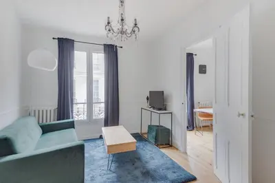 Télévision ou salle de divertissement dans l'établissement Lovely Parisian Flat - Louvre rue St Honoré