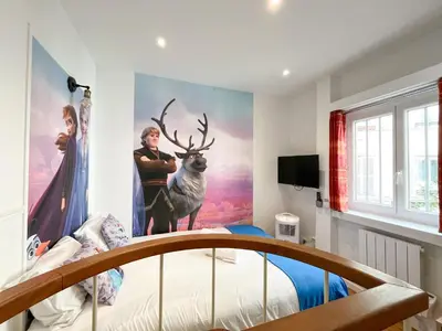Télévision ou salle de divertissement dans l'établissement Urban Flat 74 - Disneyland in Paris