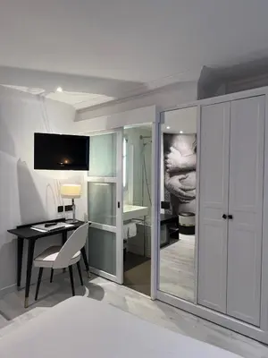 Télévision ou salle de divertissement dans l'établissement Hotel Massena