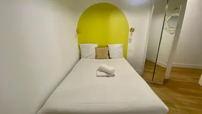 Un ou plusieurs lits dans un hébergement de l'établissement Appartement lumineux proche Saint-Lazare - 8P