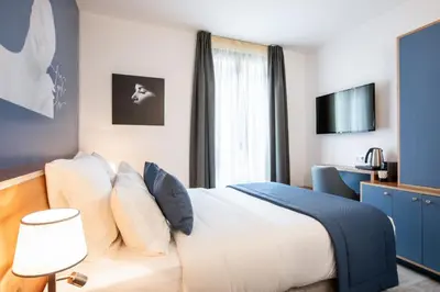 Télévision ou salle de divertissement dans l'établissement Hôtel Villa Eiffel Mademoiselle