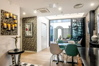 Télévision ou salle de divertissement dans l'établissement Hôtel Villa Eiffel Mademoiselle