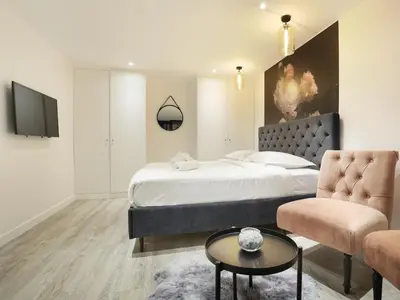 Télévision ou salle de divertissement dans l'établissement Rent a Room - Apartment St Honore