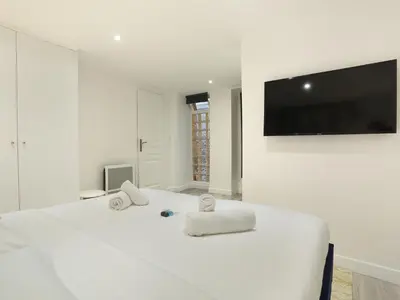 Télévision ou salle de divertissement dans l'établissement Rent a Room - Apartment St Honore