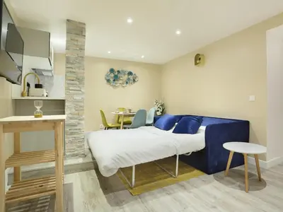 Télévision ou salle de divertissement dans l'établissement Rent a Room - Apartment St Honore