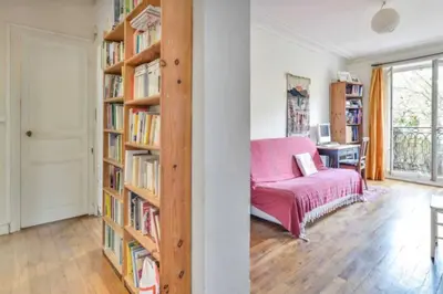Bibliothèque dans l'appartement