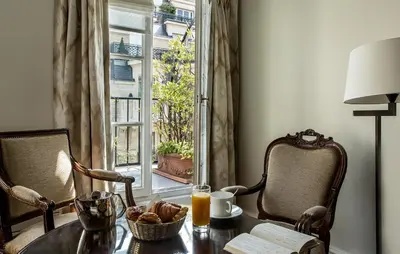 Coin salon dans l'établissement Hôtel Mansart - Esprit de France