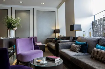 Coin salon dans l'établissement Hôtel Mansart - Esprit de France