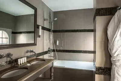 Salle de bains dans l'établissement Hôtel Mansart - Esprit de France