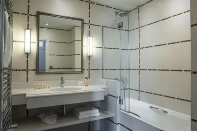 Salle de bains dans l'établissement Hôtel Mansart - Esprit de France