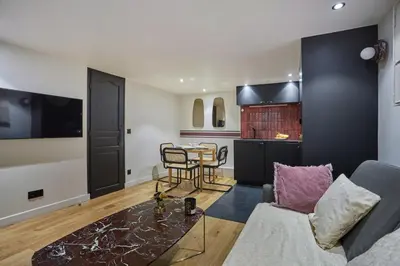 Télévision ou salle de divertissement dans l'établissement Apartment St Honore by Studio prestige