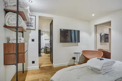Télévision ou salle de divertissement dans l'établissement Apartment St Honore by Studio prestige