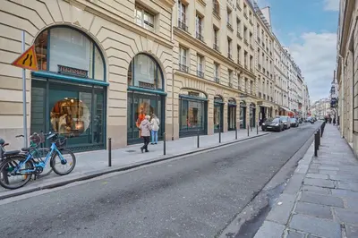 Vélo sur le terrain de l'établissement Apartment St Honore by Studio prestige ou dans les environs