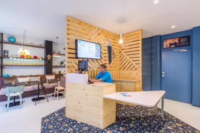 Télévision ou salle de divertissement dans l'établissement ibis Styles Paris Gare de l'Est TGV
