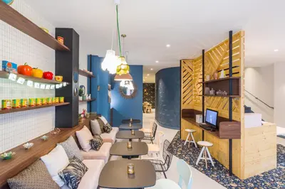 Coin salon dans l'établissement ibis Styles Paris Gare de l'Est TGV
