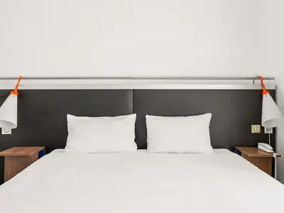 Un ou plusieurs lits dans un hébergement de l'établissement ibis Styles Paris République Le Marais