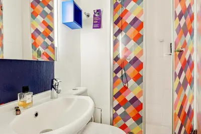 Salle de bains dans l'établissement ibis Styles Paris République Le Marais