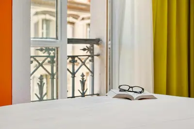 Un ou plusieurs lits dans un hébergement de l'établissement ibis Styles Paris République Le Marais