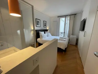 Un ou plusieurs lits dans un hébergement de l'établissement RESIDENCES HARCOURT - Ile Saint Louis - PARIS