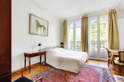 Un ou plusieurs lits dans un hébergement de l'établissement Suite junior avec balcon et vue sur Arc de Triomphe