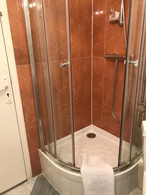 Salle de bains dans l'établissement Suite junior avec balcon et vue sur Arc de Triomphe