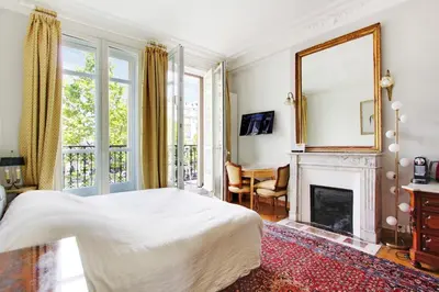 Télévision ou salle de divertissement dans l'établissement Suite junior avec balcon et vue sur Arc de Triomphe