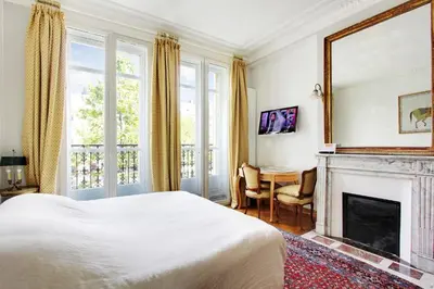 Un ou plusieurs lits dans un hébergement de l'établissement Suite junior avec balcon et vue sur Arc de Triomphe