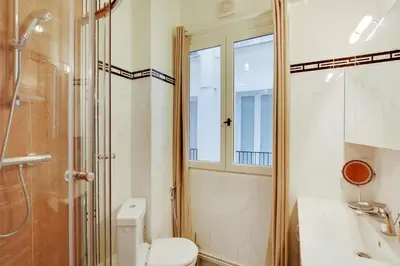 Salle de bains dans l'établissement Suite junior avec balcon et vue sur Arc de Triomphe