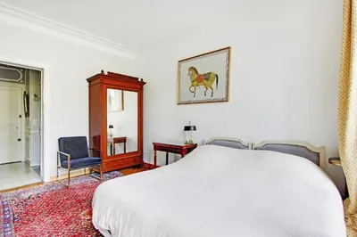 Un ou plusieurs lits dans un hébergement de l'établissement Suite junior avec balcon et vue sur Arc de Triomphe