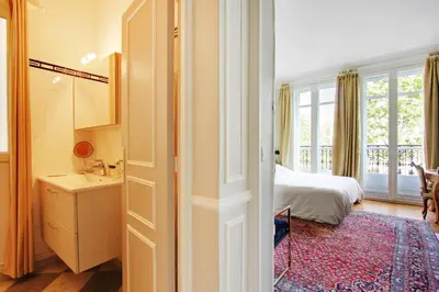 Un ou plusieurs lits dans un hébergement de l'établissement Suite junior avec balcon et vue sur Arc de Triomphe