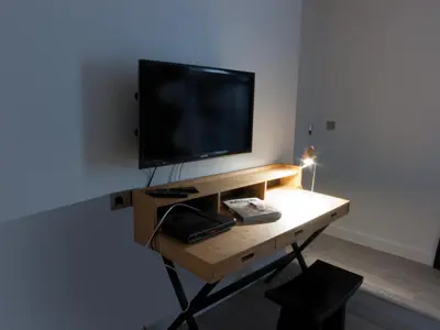 Télévision ou salle de divertissement dans l'établissement La Maison de Léa