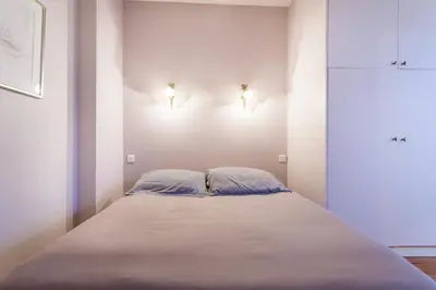 Un ou plusieurs lits dans un hébergement de l'établissement Greeter-Appartement Haussmannien avec balcon