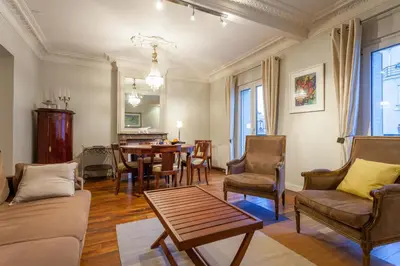 Coin salon dans l'établissement Greeter-Appartement Haussmannien avec balcon
