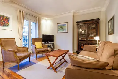 Télévision ou salle de divertissement dans l'établissement Greeter-Appartement Haussmannien avec balcon
