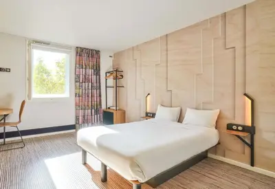 Un ou plusieurs lits dans un hébergement de l'établissement B&B HOTEL Paris Malakoff Parc des Expositions