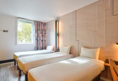Un ou plusieurs lits dans un hébergement de l'établissement B&B HOTEL Paris Malakoff Parc des Expositions