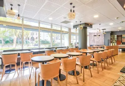 Restaurant ou autre lieu de restauration dans l'établissement B&B HOTEL Paris Malakoff Parc des Expositions