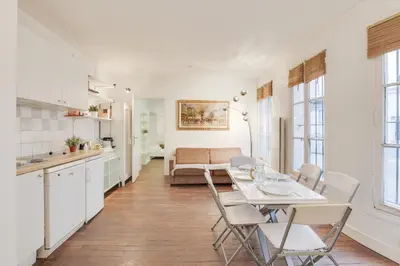 Cuisine ou kitchenette dans l'établissement Comfortable flat in the middle of Paris