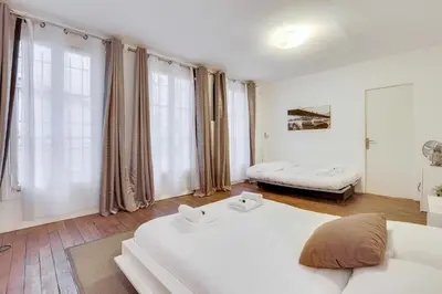 Un ou plusieurs lits dans un hébergement de l'établissement Comfortable flat in the middle of Paris
