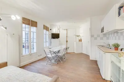 Cuisine ou kitchenette dans l'établissement Comfortable flat in the middle of Paris