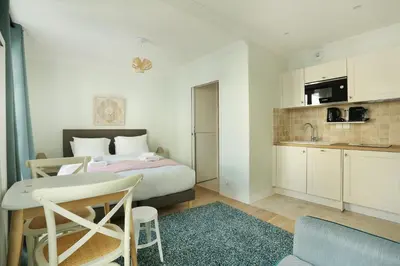 Cuisine ou kitchenette dans l'établissement Résidence Grands Boulevards by Studio prestige