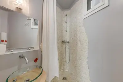 Salle de bains dans l'établissement Châtelet, rue Saint Denis 25 - ID 308